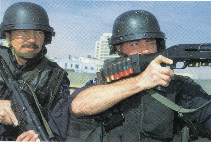 lapd swat90年代 印第安纳波利斯警察大都会司特警队可以看到还下挂了