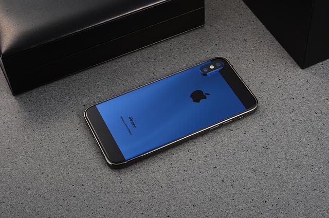 背面之后,类似于iphone 5的三段式的设计,上下两端是黑色,中间为蓝色