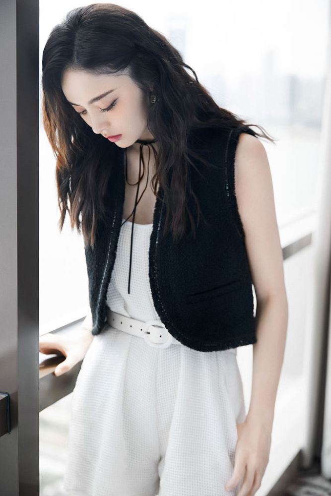 古力娜扎黑白质感大片搭长卷发又美又飒