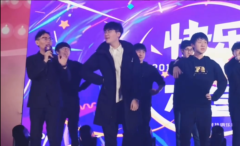 年会小明荣获RNG最佳员工奖,全年无休网友送