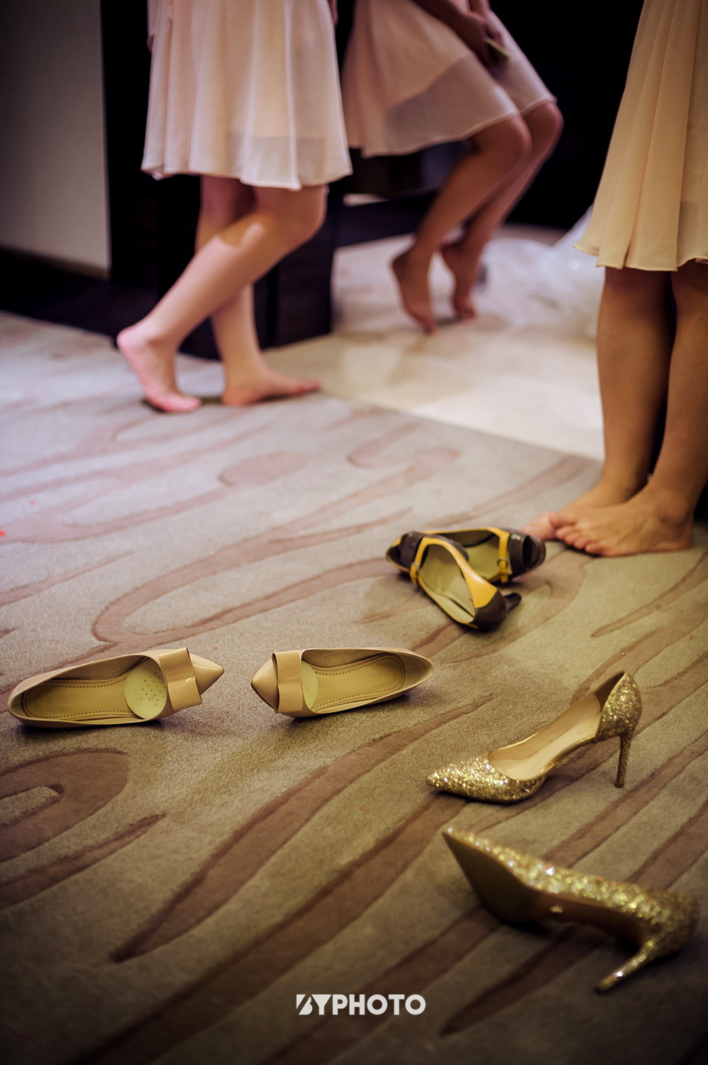 摄影师抓拍新娘的脚丫