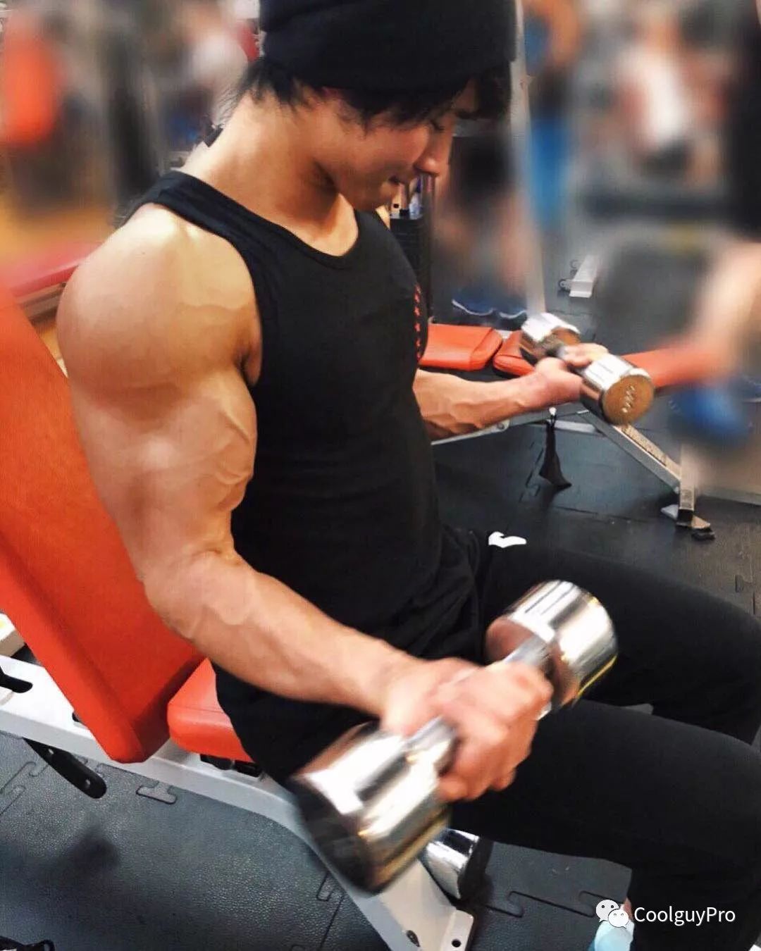 劲爆!发现韩国黝黑大肌霸 公狗腰 麒麟臂