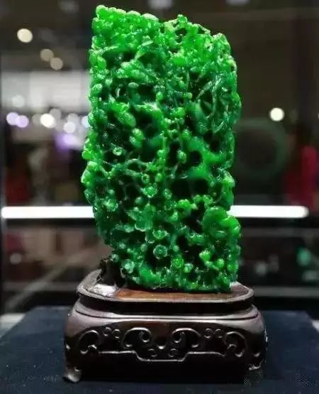 200万翡翠赌石切开全是癣最后交给这个人价格暴涨2000万