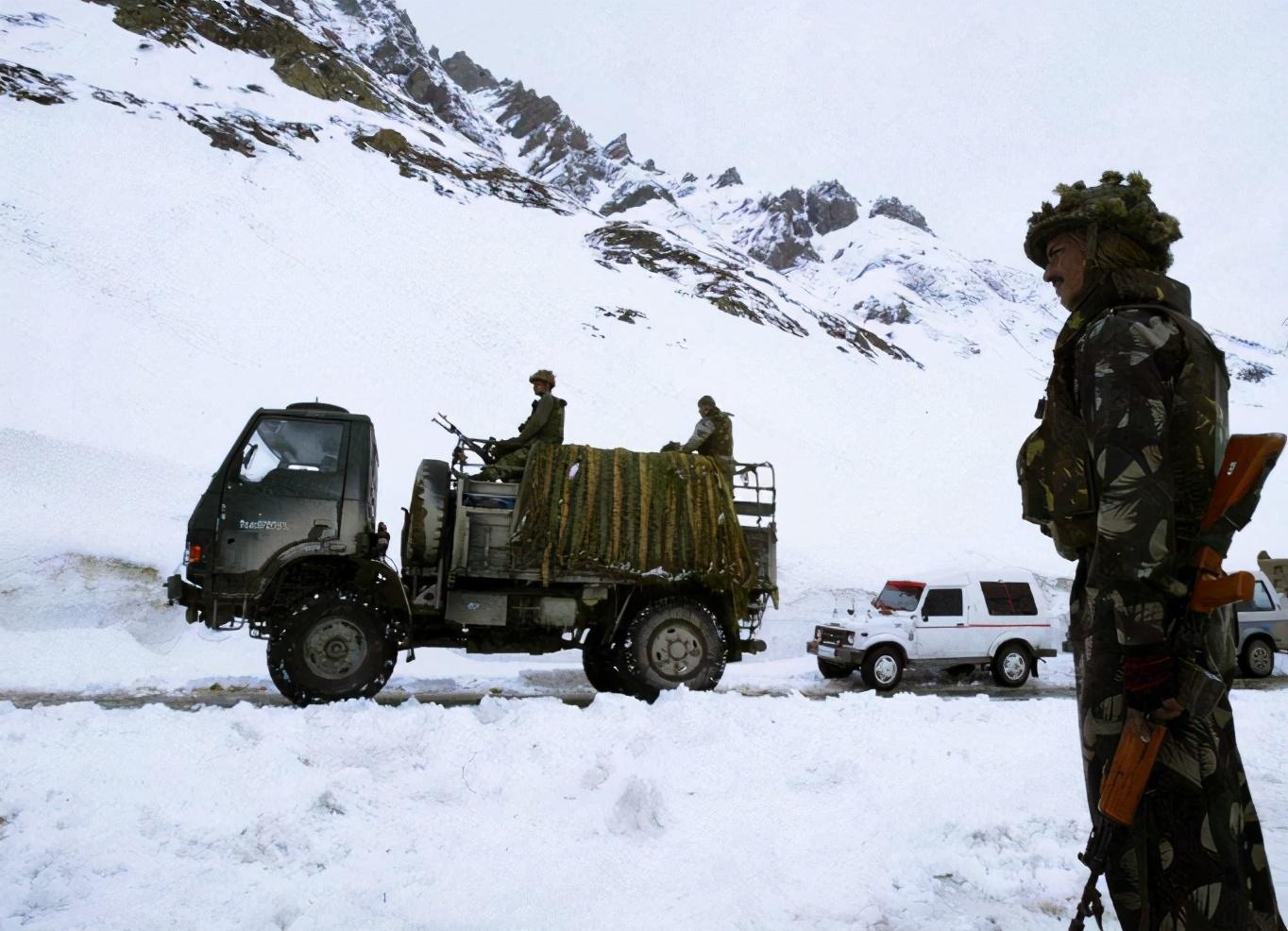 卫星在边境拍到震撼一幕,大批卡车不声不响出动