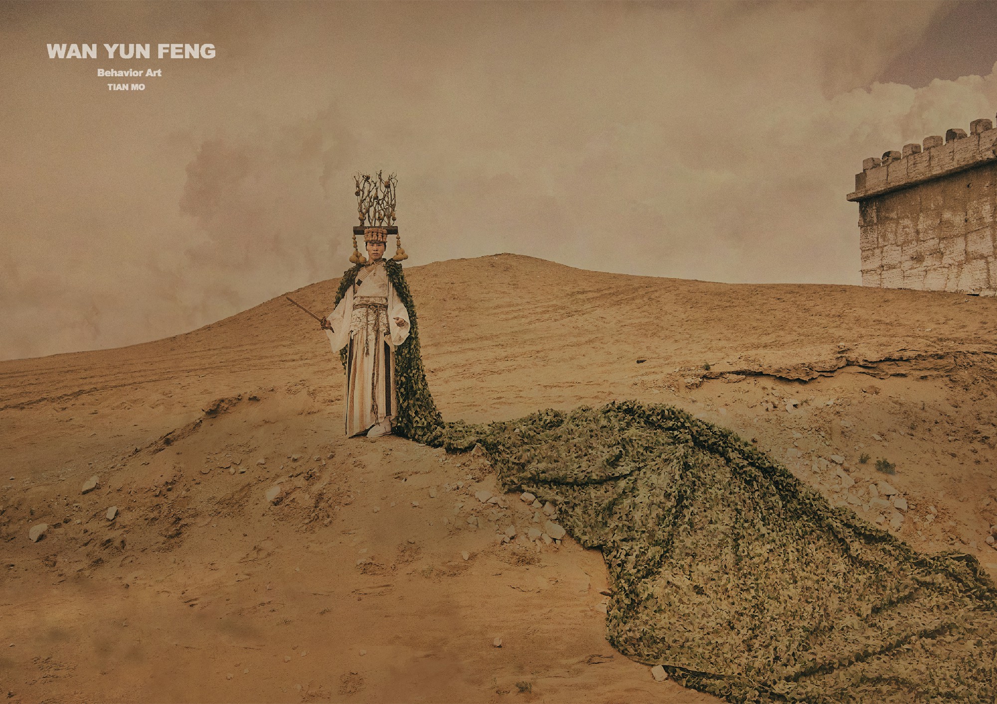 环球行为艺术家万云峰为宣传环保在沙漠走秀