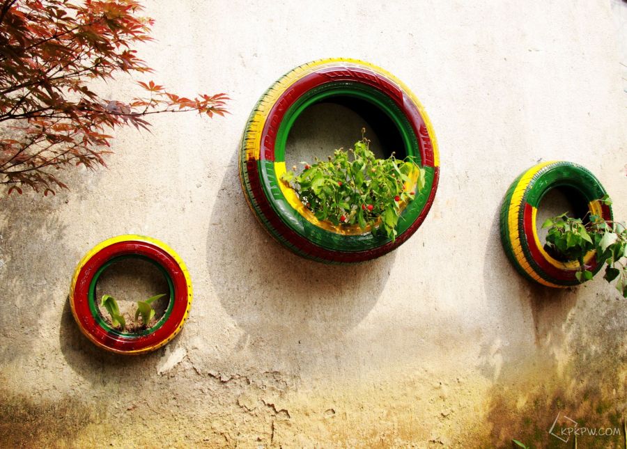 创意旧轮胎变脸成创意挂式花盆作品欣赏