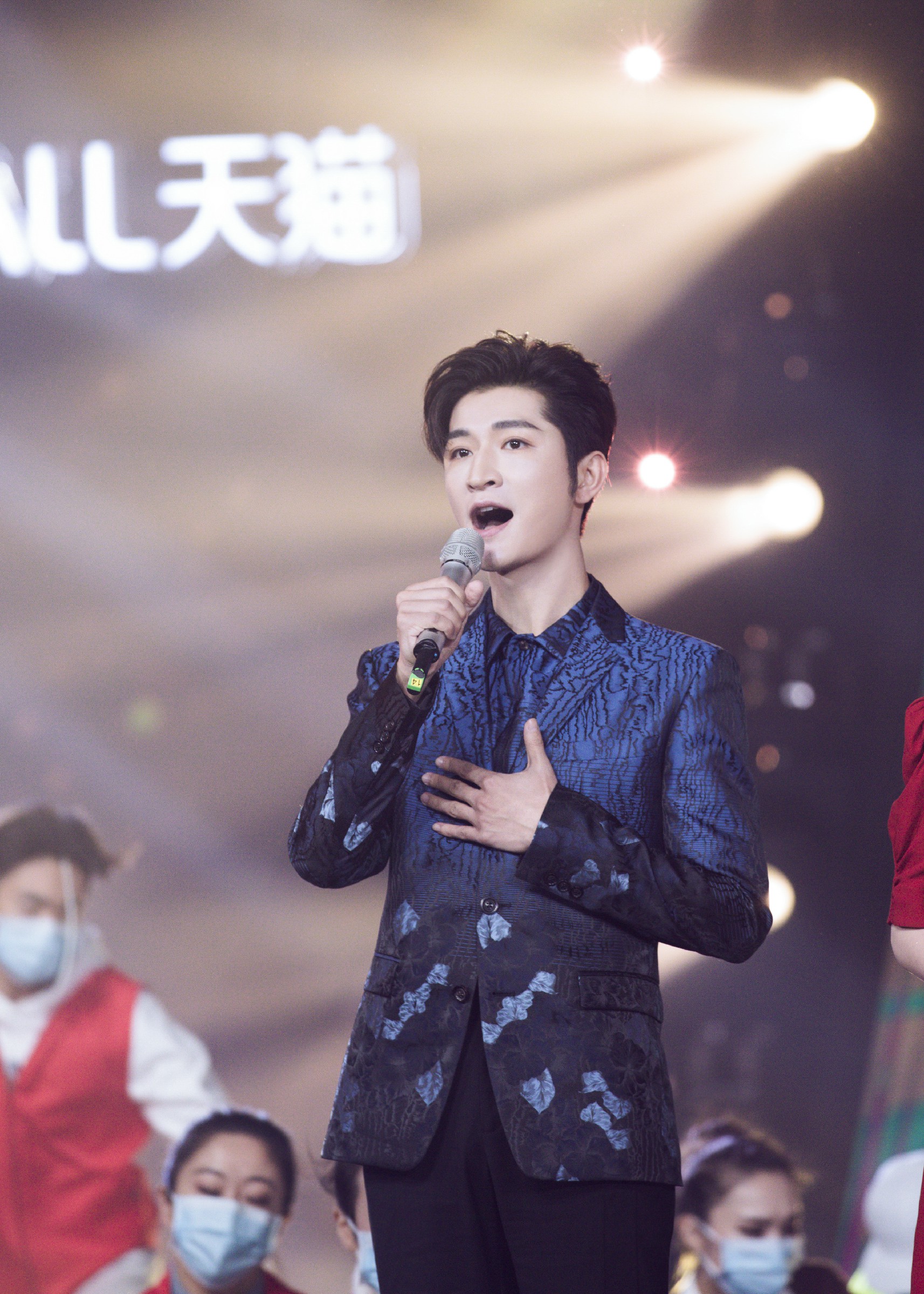 尹颂亮相金鹰节开幕式晚会深情献唱坚信爱会赢