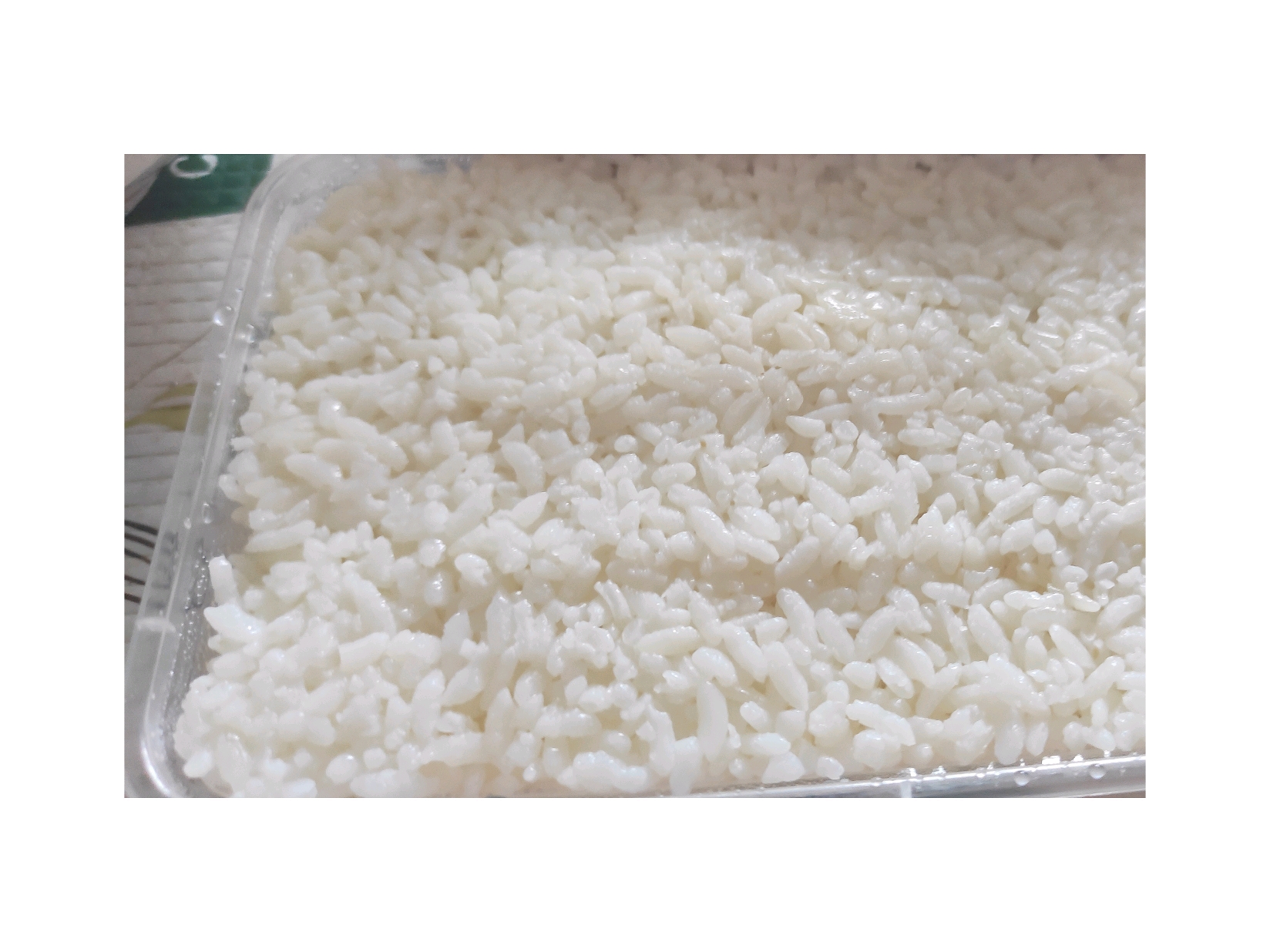 米饭是一盒,吃了三分之二,剩下扔了,他家米有点硬,我不喜欢.