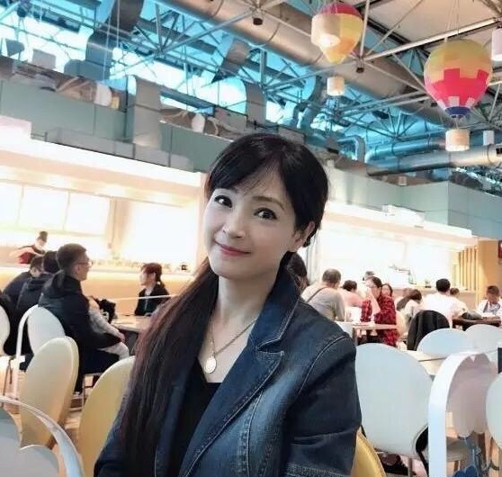 台湾歌手方季惟近照,保养如初,完全看不出已是52岁的年纪.