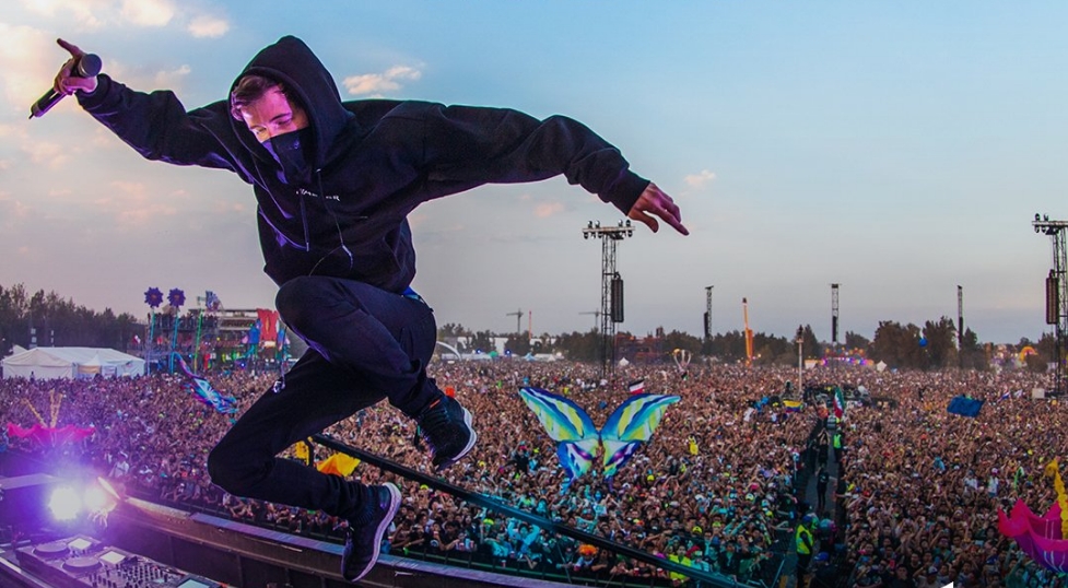 alanwalker的连帽衫下竟是五彩斑斓的黑