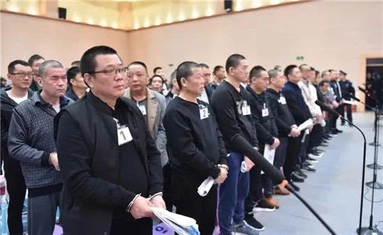 "黑老大"十年敛财6.3亿:辱骂殴打干部,用豪车围堵国土局