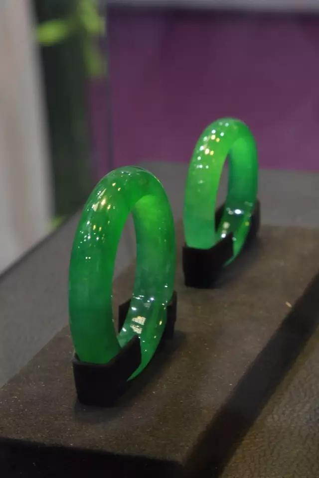 一块重量级的翡翠赌石,打灯一看现场直接炸锅了,太美了!