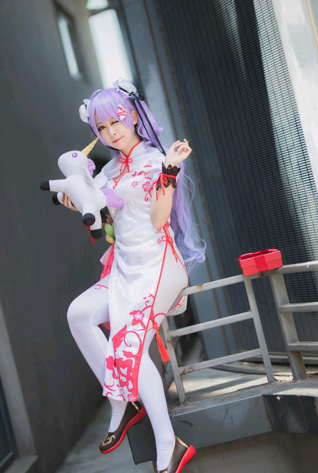 穿高叉旗袍配白丝的独角兽妹妹