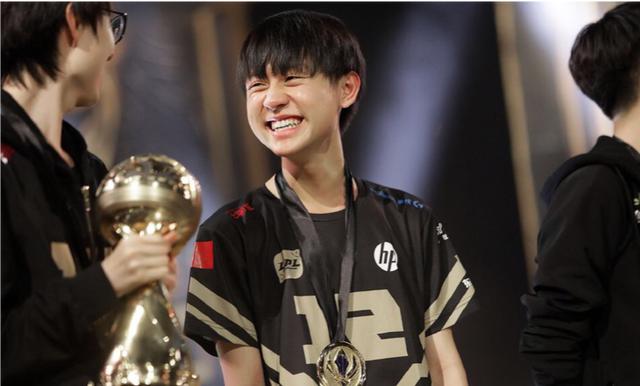 德云色谈lpl辅助:其实宝蓝打的真的不错,ming厉害是因为有uzi!