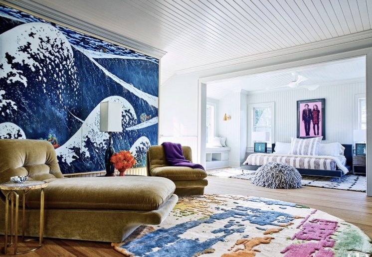 卧室 超大主卧,有奶咖色的墙壁,条纹的躺椅,吊扇,非常美式乡村.