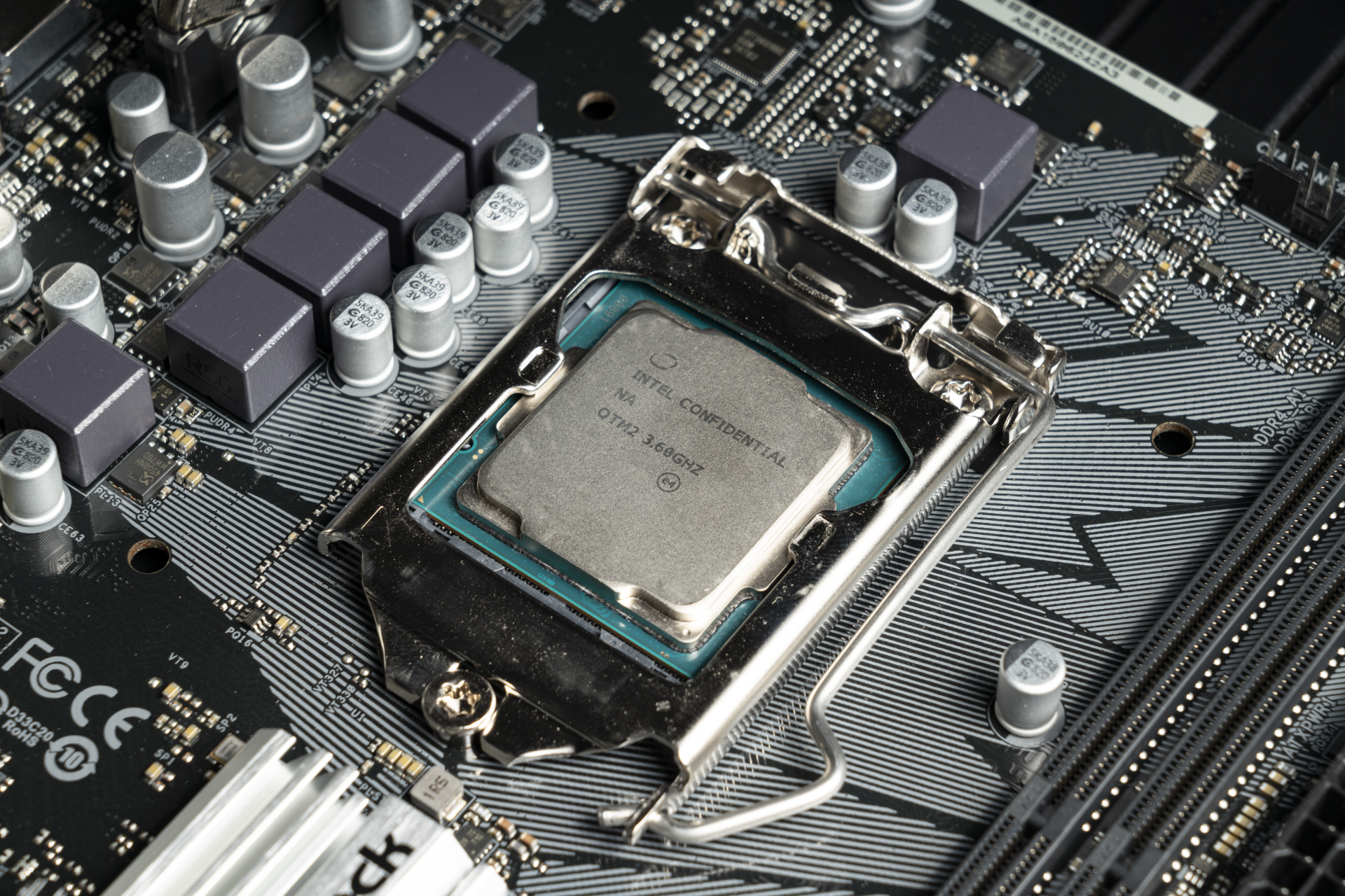 cpu 是闲鱼同城收的 10100 qs,规格,性能和正式版一致.