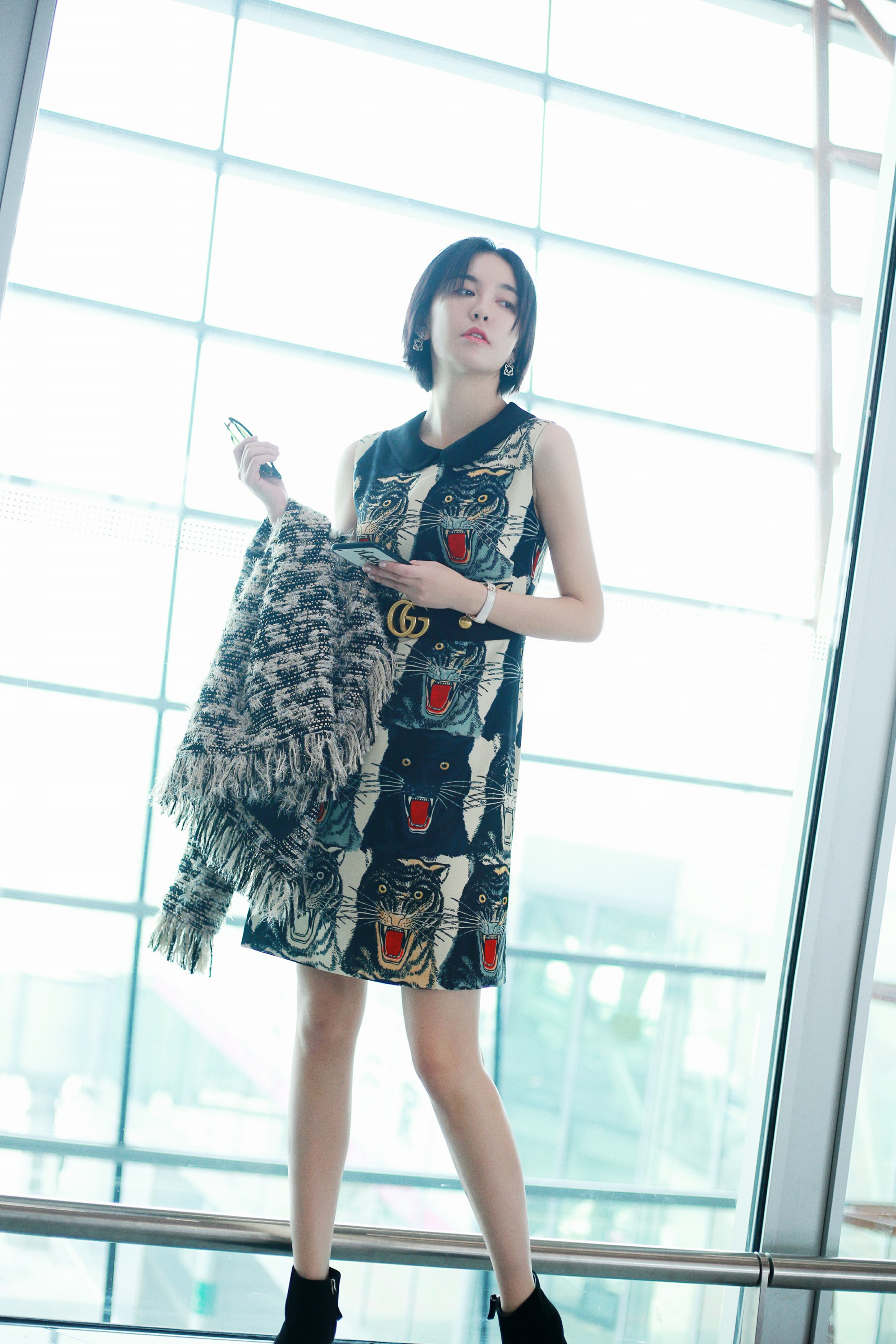 女星吕佳容一身亮眼黄t现身深圳商场,素颜生图颜值抗打