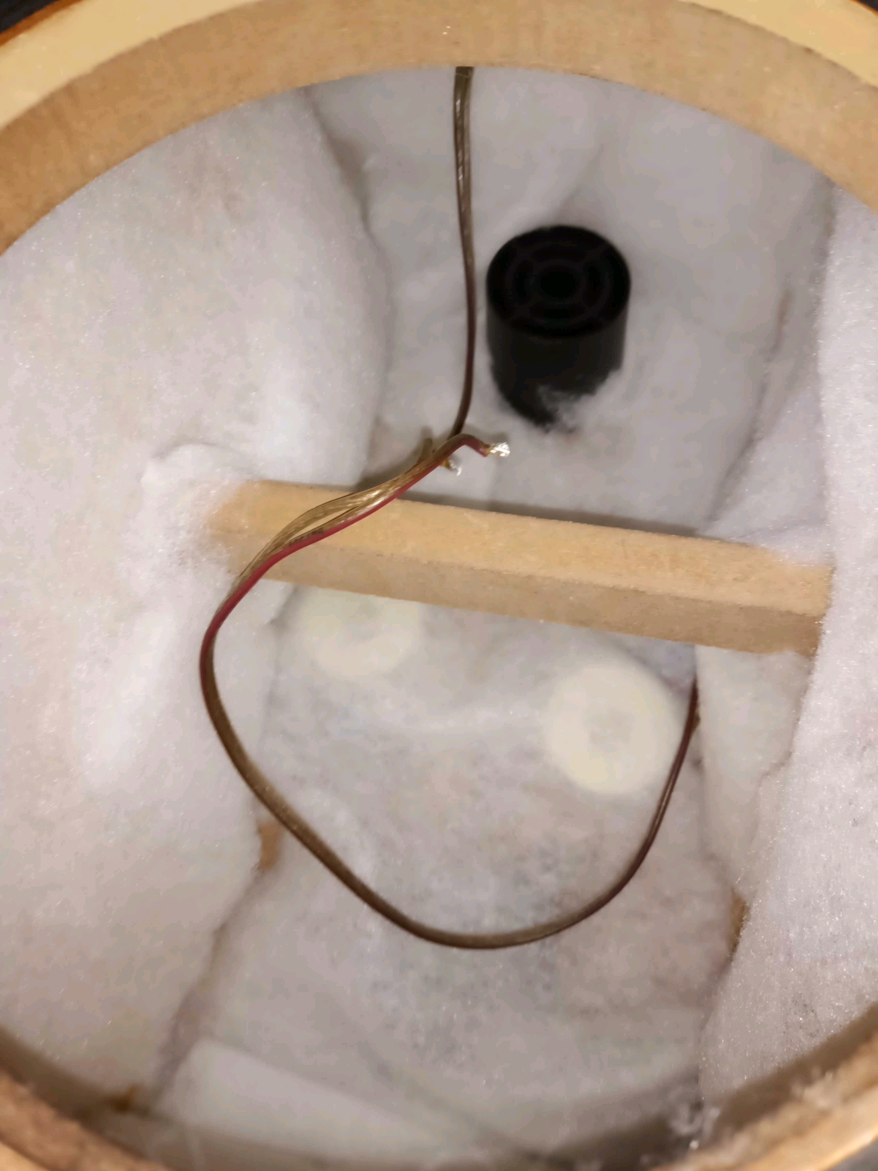 内部铺好吸音棉 切记要给导向孔留位置否则低音效果会闷