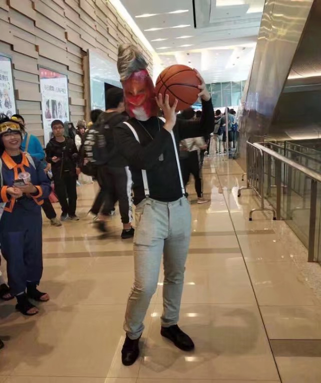 漫展总有人cos蔡徐坤打篮球,引人大声尖叫,蔡徐坤看了想骂人