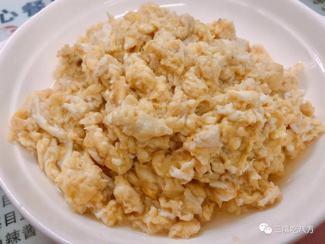 蟹粉蛋是一道我们从前没吃过的一道菜,想象中的味道应该是咸香的口味