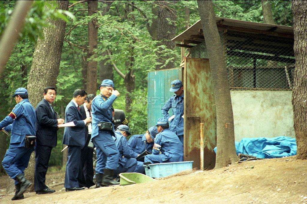 1994年東京井之頭公園的碎屍殺人案發生時的現場報道圖片.