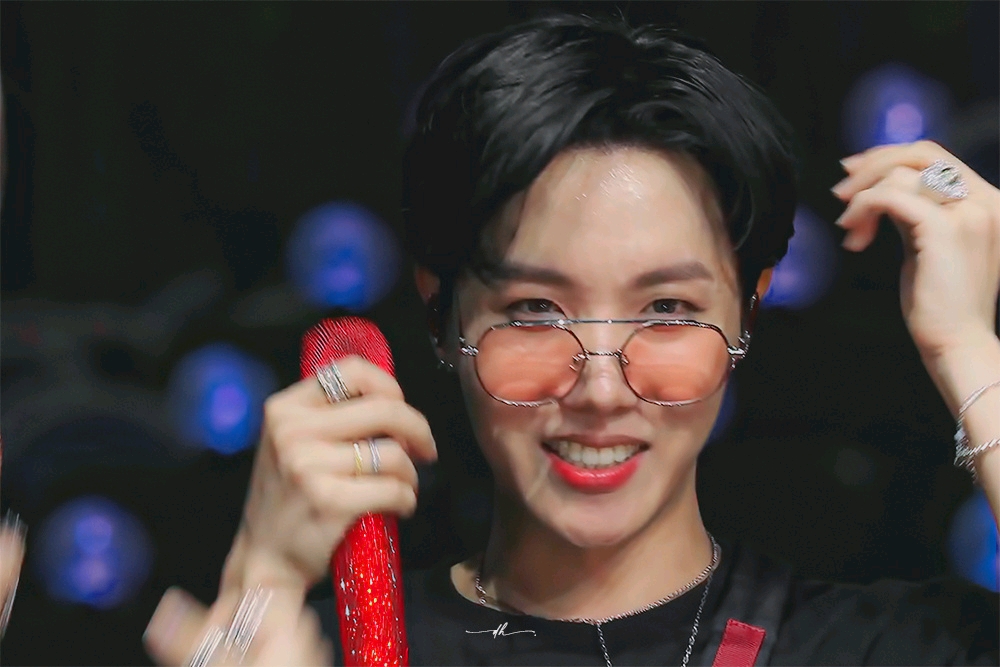 车不知道什么时候就停在了路边,郑号锡的手掌抚上我的脸颊,然后将我