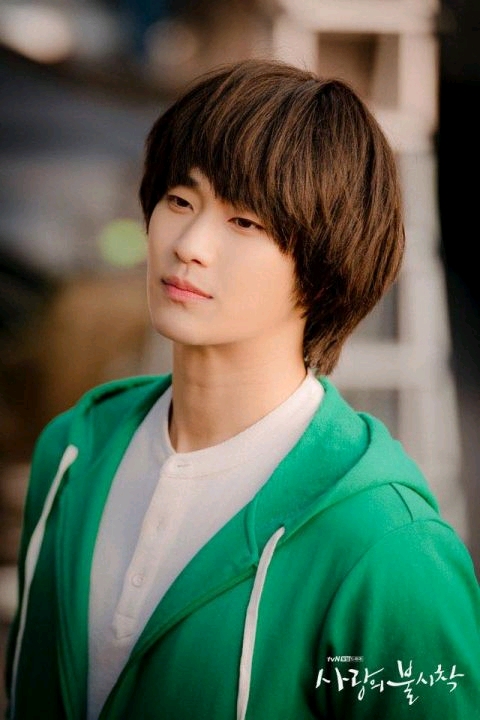 伟大的隐藏者东九回来了金秀贤客串爱的迫降与演员们合影