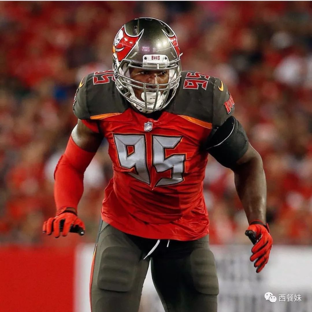 美国现役职业橄榄球运动员携模特男友浪漫出柜黑白配太有爱了