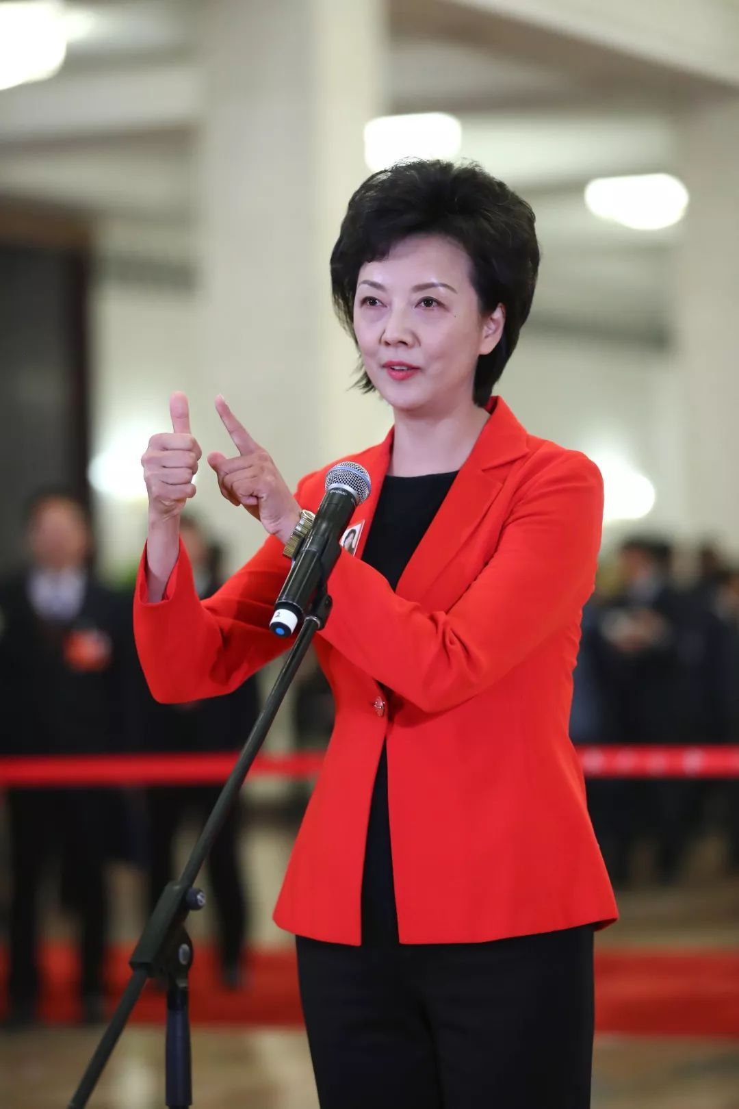 不用说话的央视名主播,和朱广权有"深仇大恨",甚至想给一巴掌