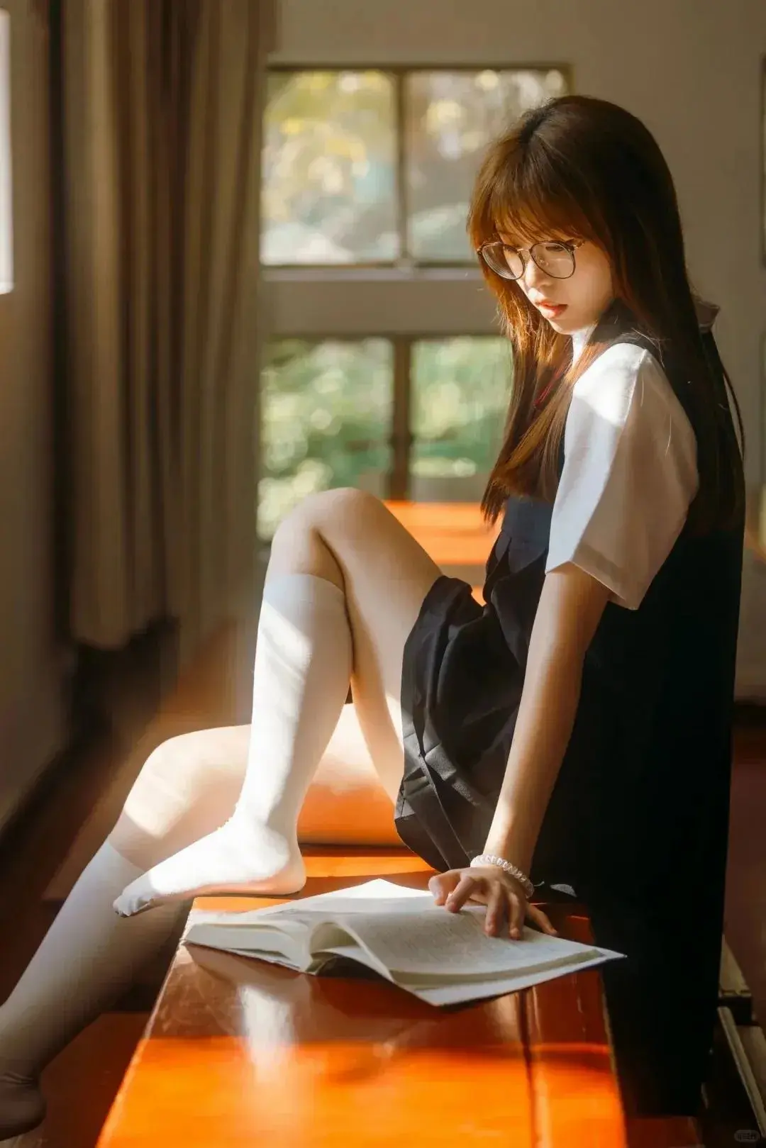 高中学姐cos,玉足,jk双马尾,简直太迷人了