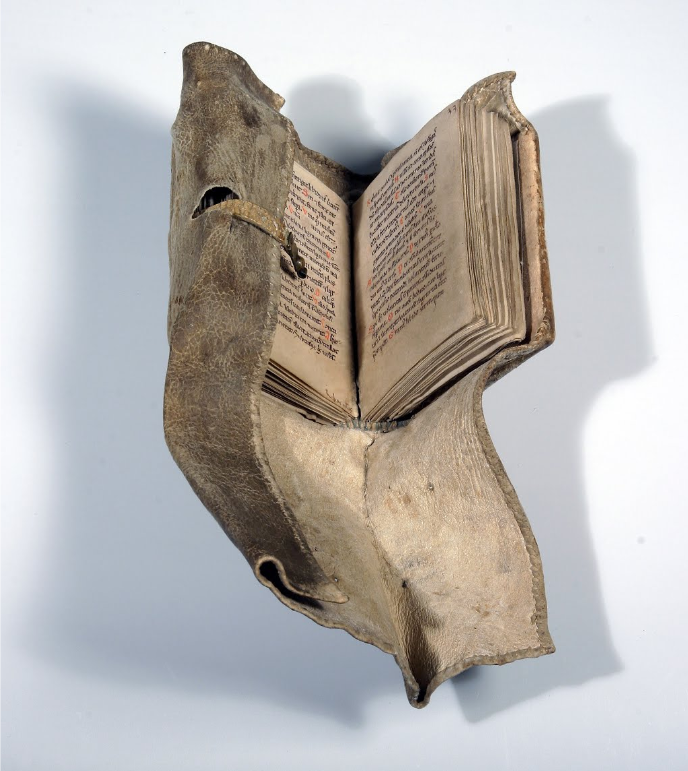 将羊皮纸聚集在一起并折叠,以使页面按适当的顺序转动,然后将它们与