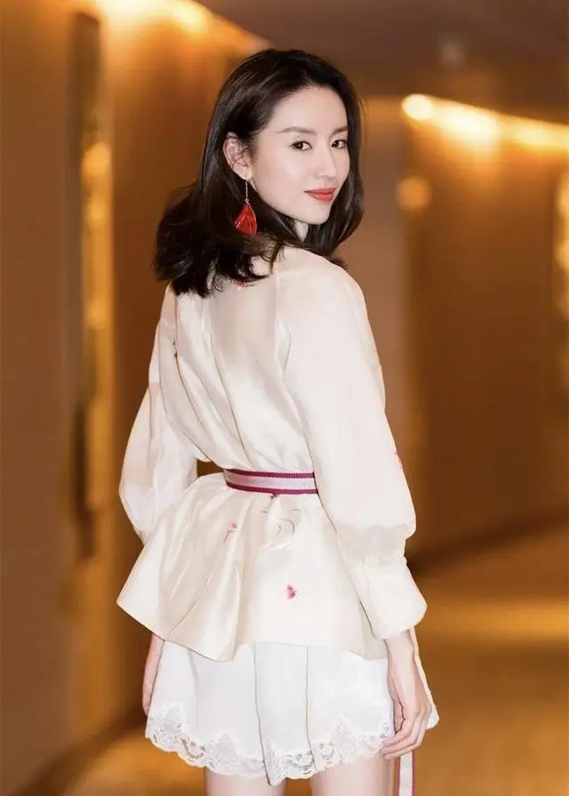 董洁的穿搭越来越有品位 中国风典雅又有女人味 私服时尚又优雅 哔哩哔哩