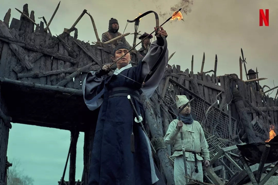 古装版《釜山行》豆瓣8.5分,冷兵器大战《李尸