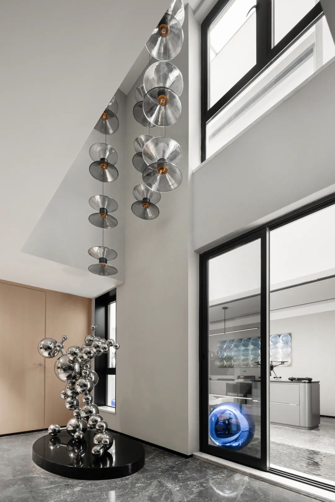 充满科技感的银色艺术饰品,让空间如同主人私人的"科幻艺术长廊",享受