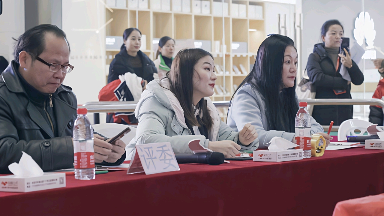 宁雪老师与其他两位老师出任评委