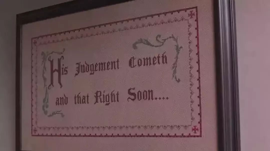 典狱长挂在墙上的刺绣,上书"主的审判很快就要来临"