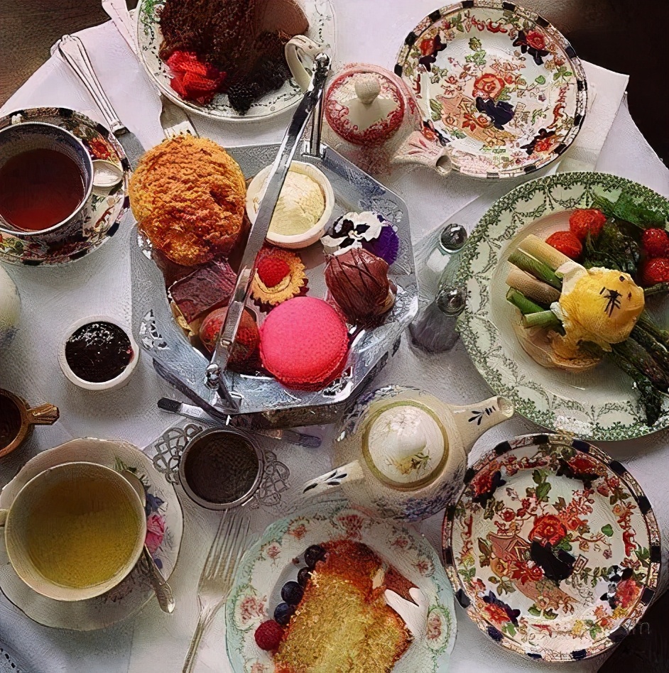 这样的生活不是为了省钱, 晚餐 都是冷餐,内容很丰盛:肉食拼盘是主要