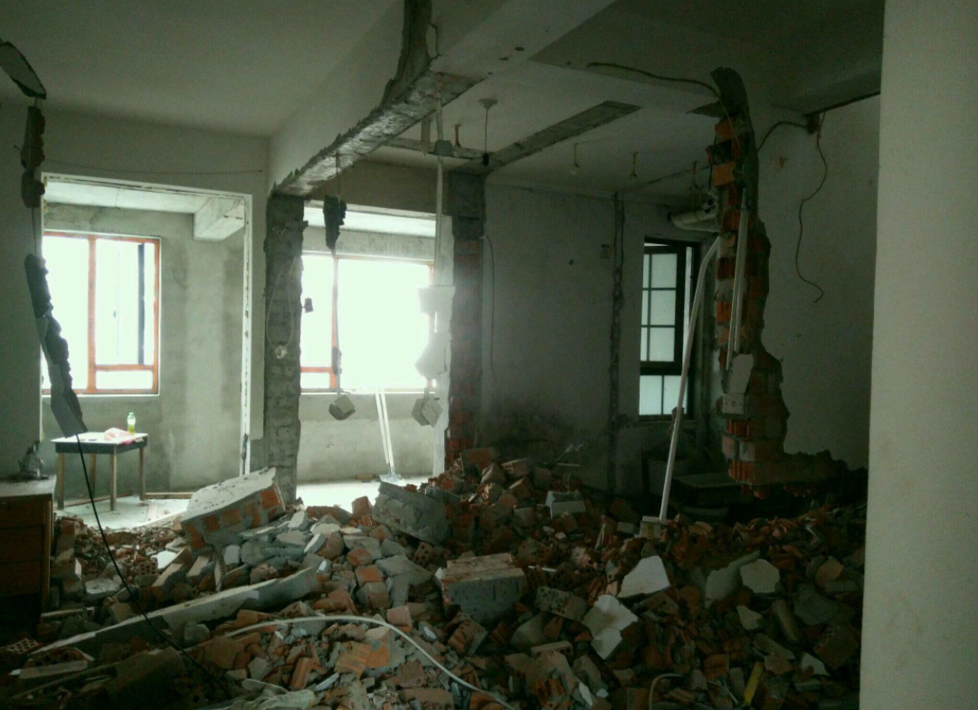 哈尔滨一小区被砸承重墙的高楼内仍有人居住-度小视