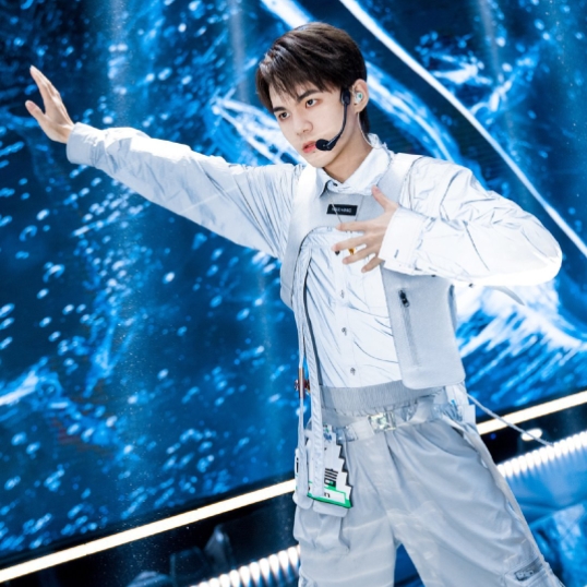 estar诺言称做梦都想玩王者荣耀露娜改完不认识被星耀局吊打对唱跳