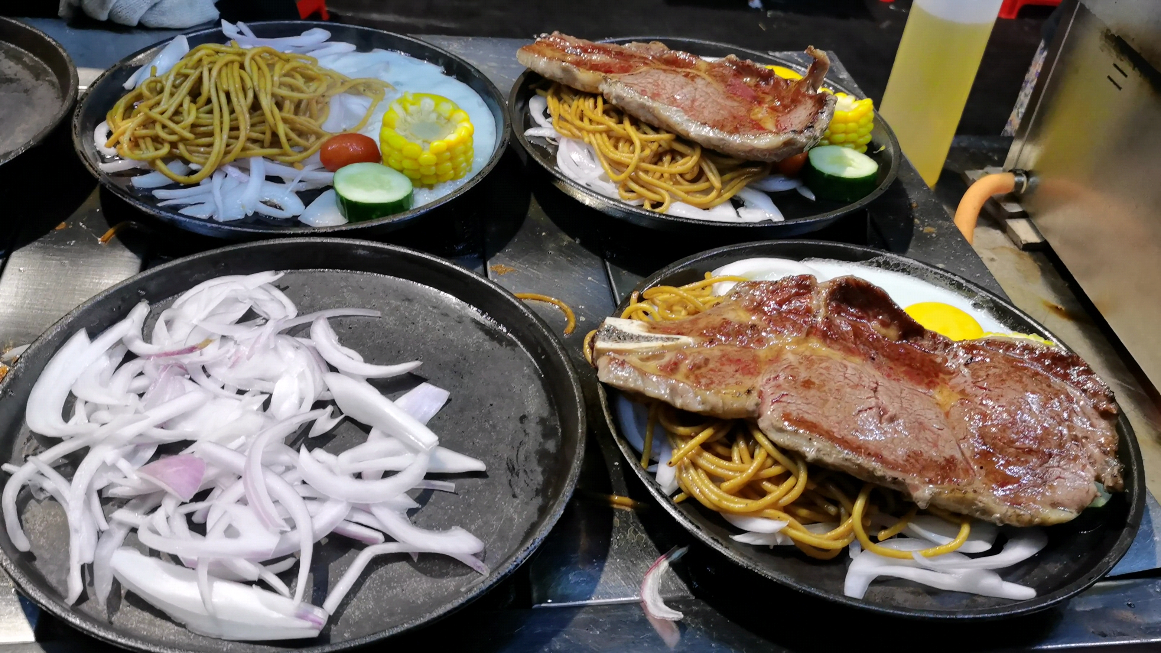 北海众多的美食中,夜市里的牛排最让人难忘,喜欢这种烟火味