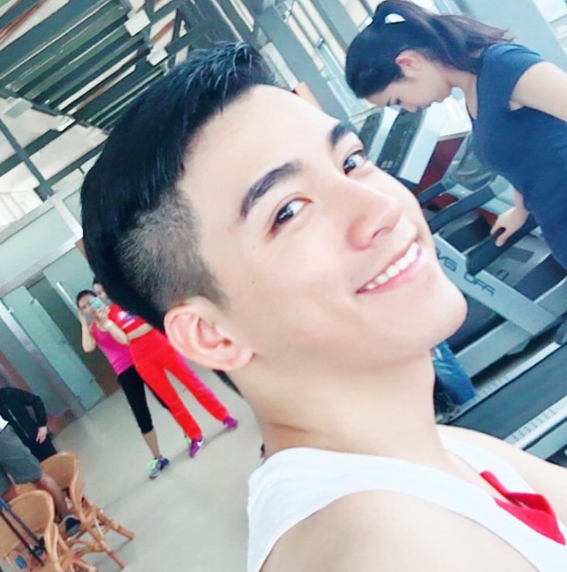 大长腿国航空少浴巾出镜,白衬衣腹肌 黑西裤胡渣小舌头够撩!