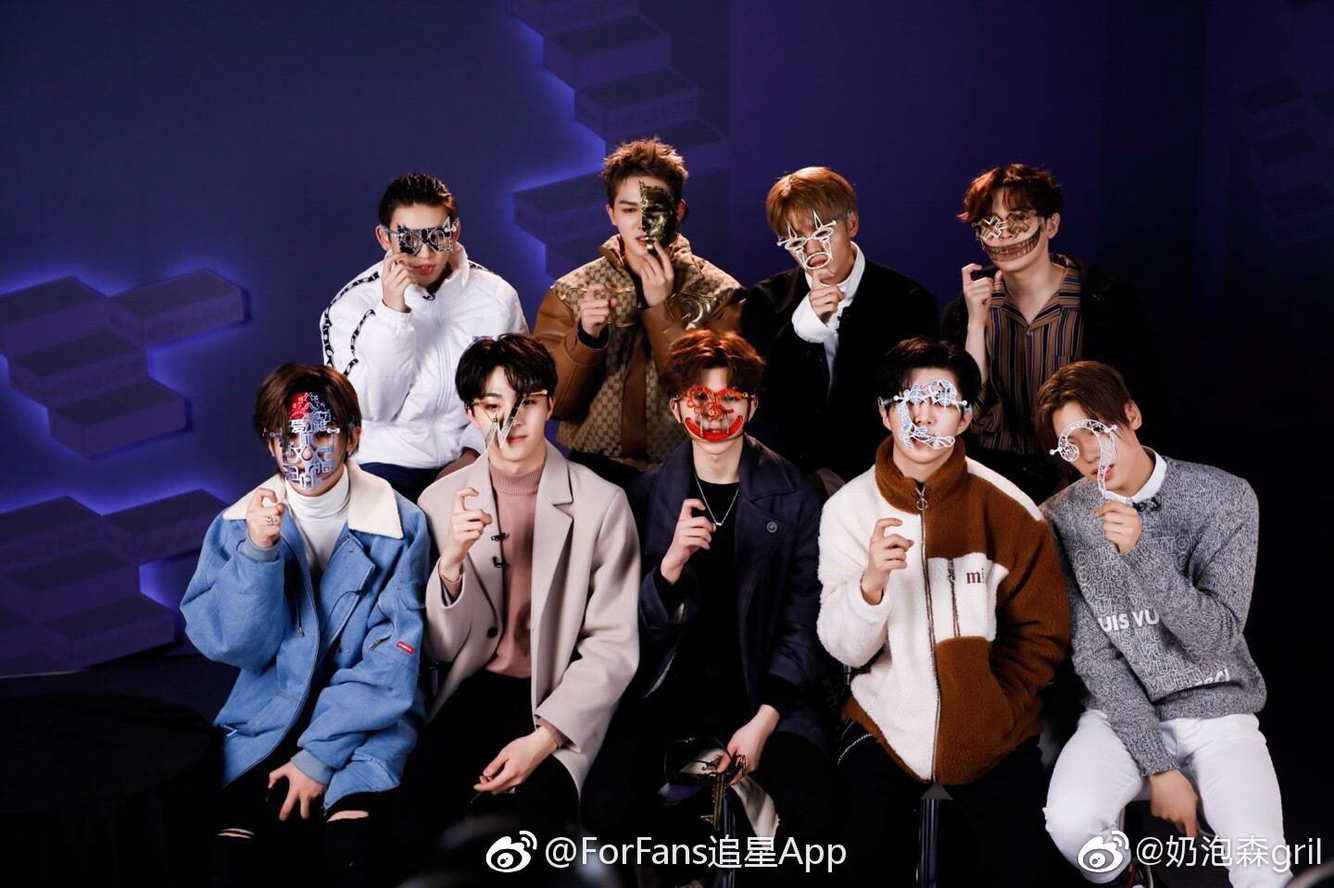 洛熙呢,是个名副其实的追星女孩 而她的偶像就是当红男团 ninepercent