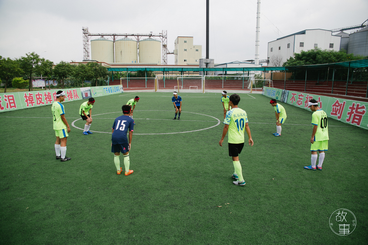 比冰岛足球队更励志,中国盲足听声辨位一路踢