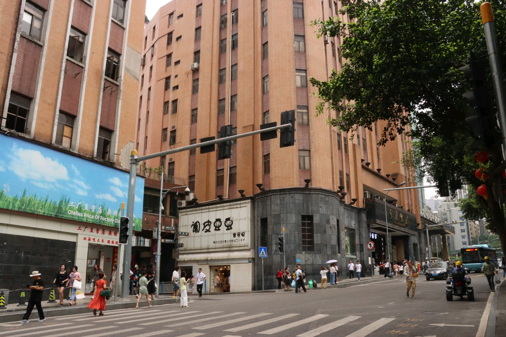 顺着中山二路走到了枇杷山正街山上——重庆市第三人民医院院区,进入