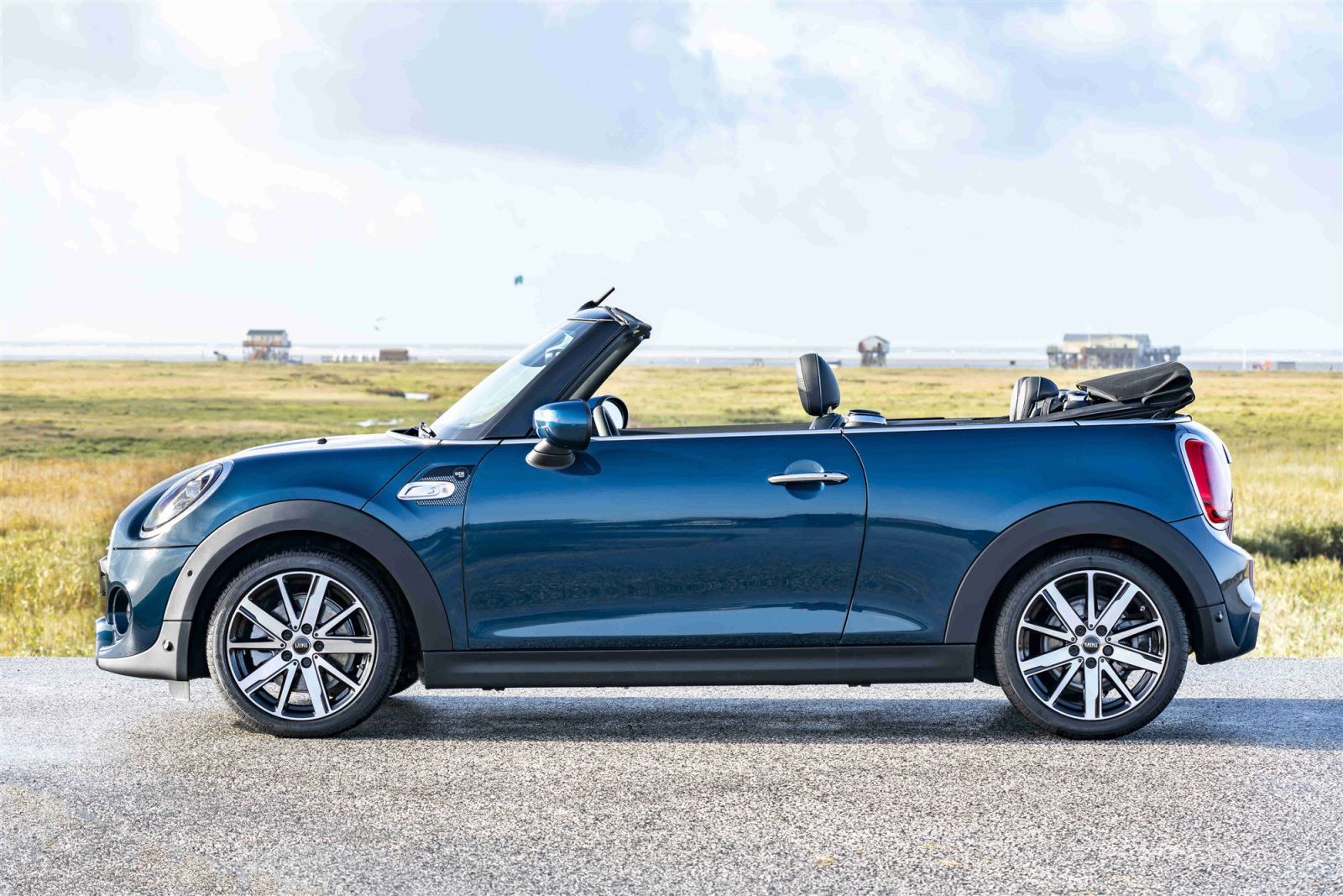 新mini cabrio sidewalk限量版即将亮相创新敞篷驾趣,活力四射