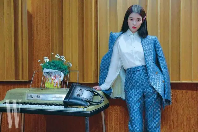 Iu登上韩国时尚杂志 W Korea 封面人物 甜美又干练的气质太帅了 Iu最美 哔哩哔哩