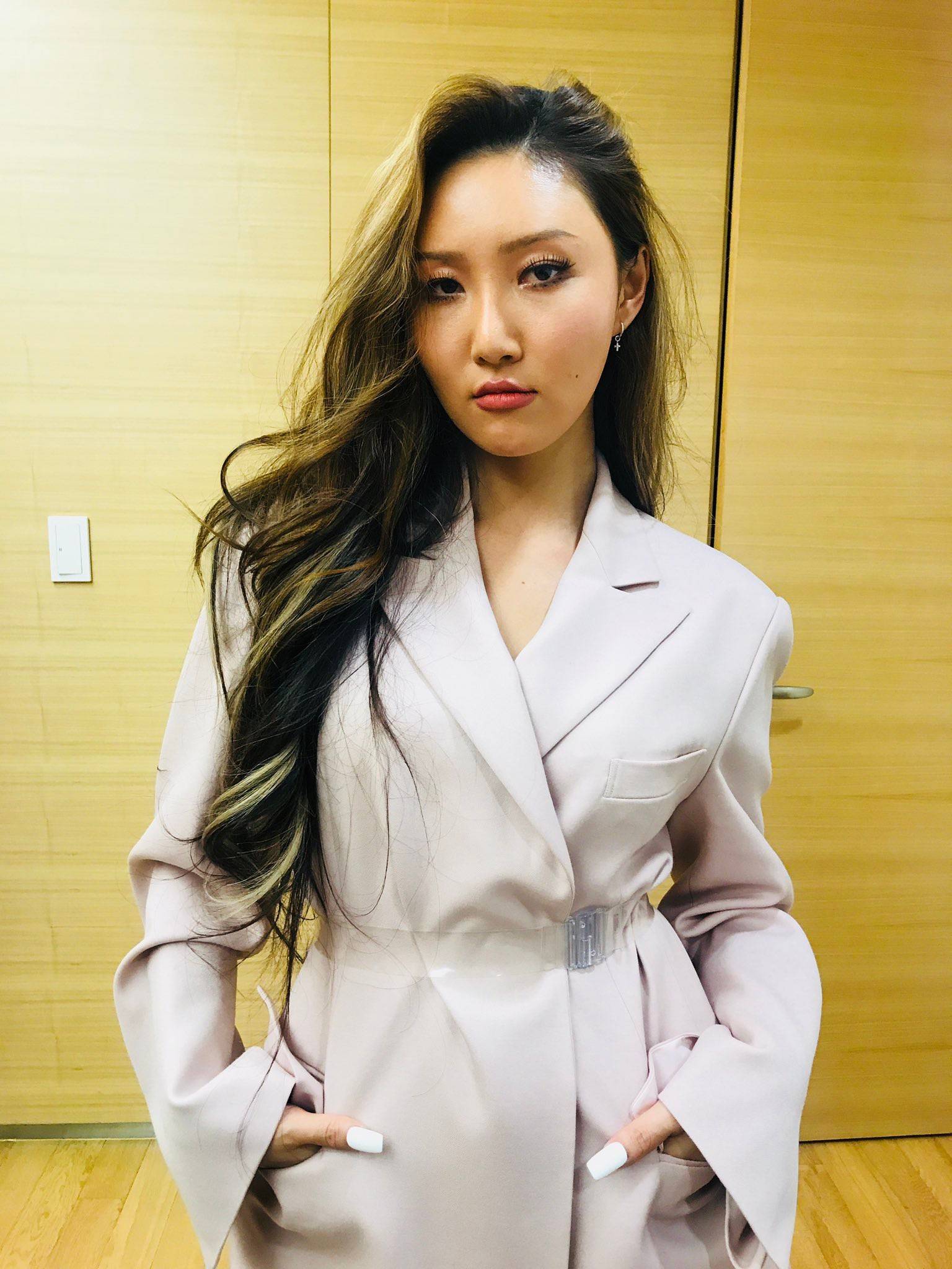 华莎争议表演受前辈李孝利称赞赠礼,ins公开照片,网友大呼黑金性感!