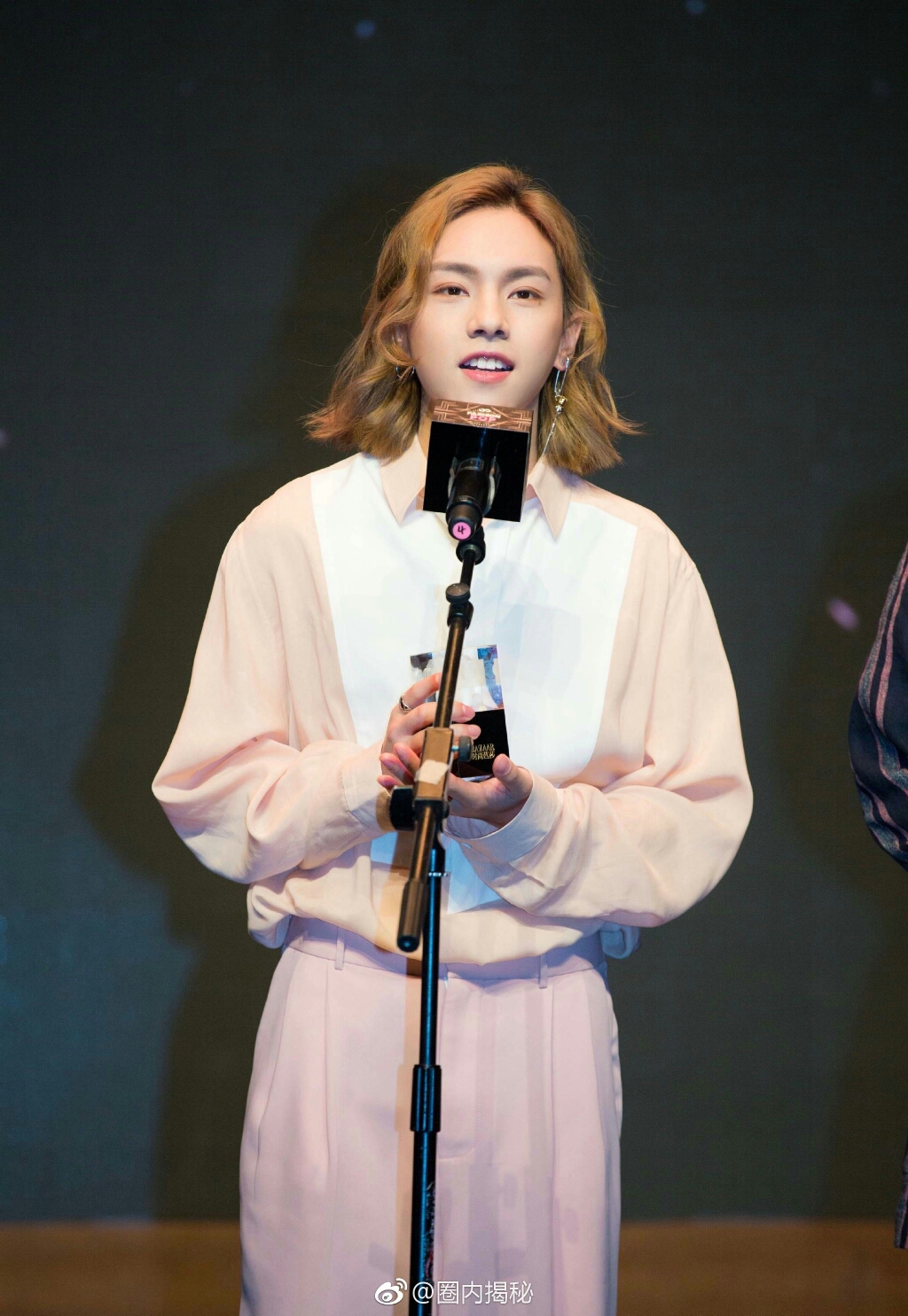 琴房里,范丞丞冲周锐和韩沐伯瞪了瞪眼,心里暗暗不爽,刚才那么好