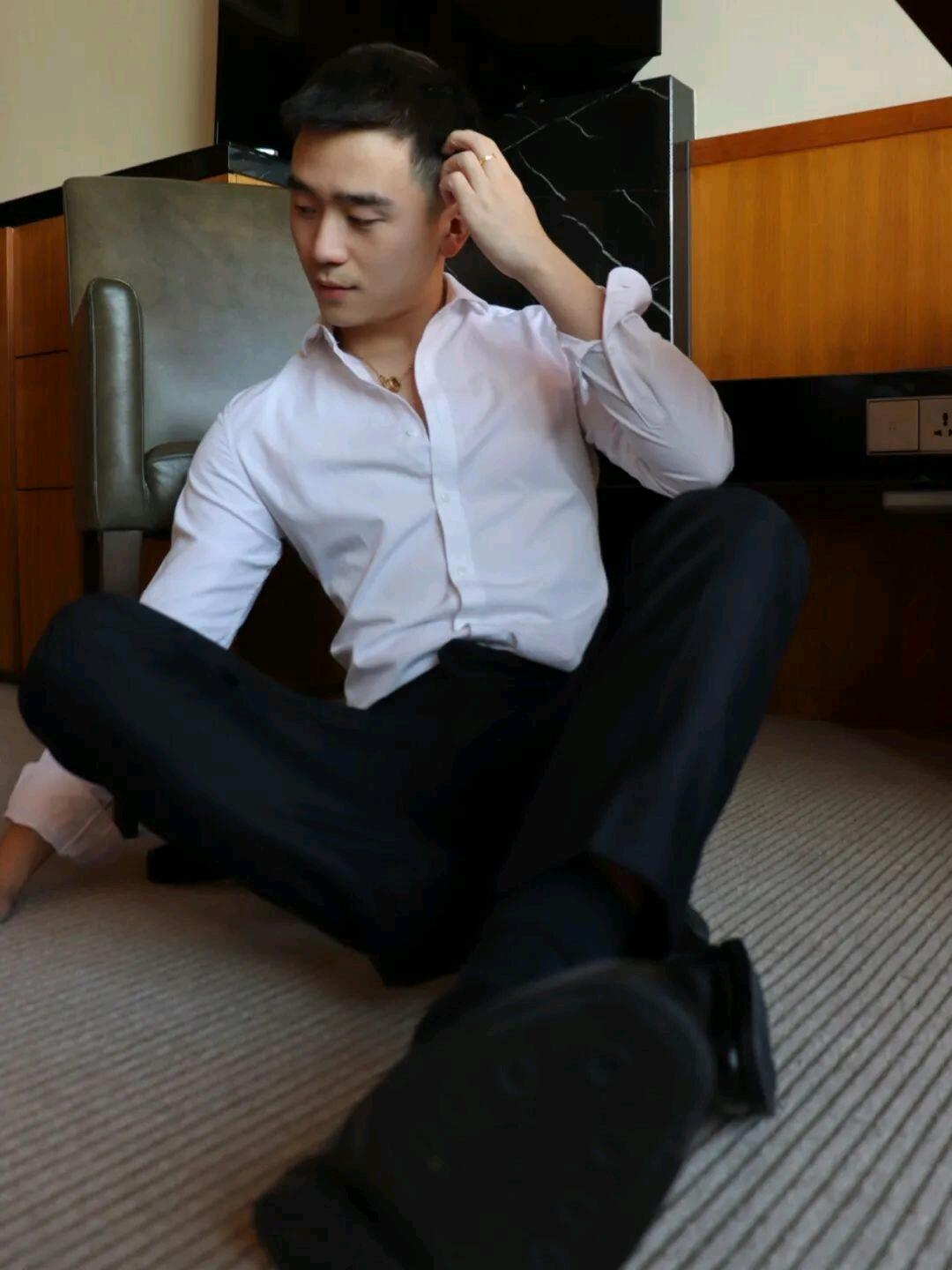 台湾运动型帅哥正装皮鞋黑袜写真，拍照也喜欢露内裤边！ - 哔哩哔哩
