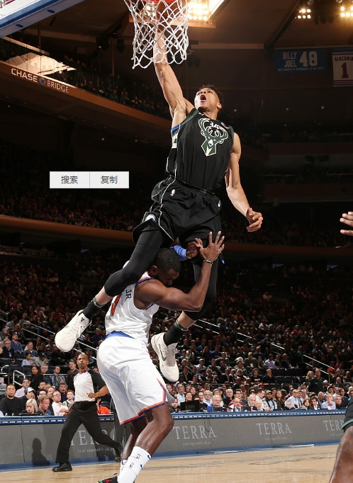 阿德托昆博骑扣小哈达威,此球荣膺年度"最佳扣篮奖"